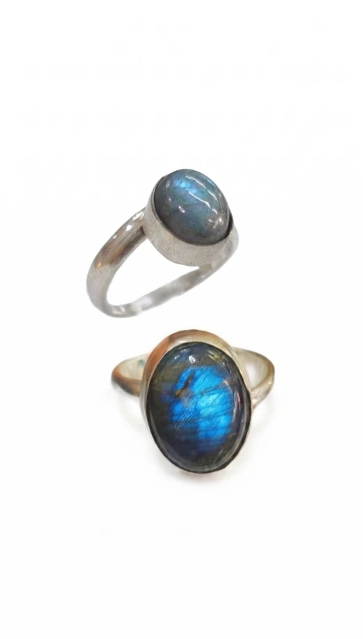 Anillo de plata con piedra de labradorita