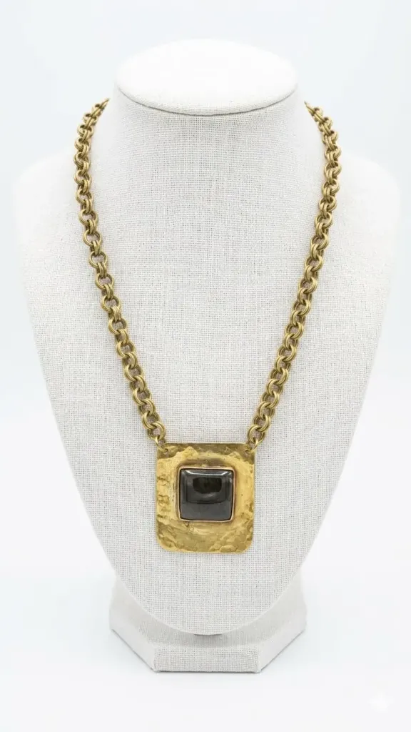 Collar de latón con piedra labradorita