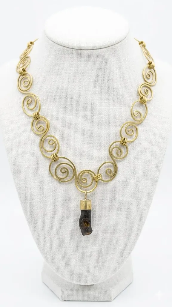 Collar de latón con coral negro de Belice e incrustación de ámbar